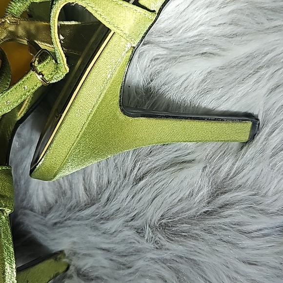 🩳 BEAUTIFUL  👠 HEELS - Picture 2 of 8